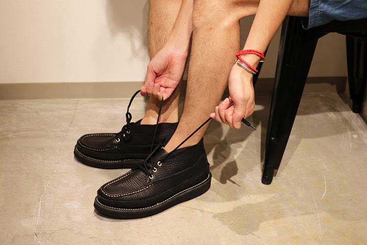 履く際はその都度靴ひもを緩めて履いた方が型崩れの防止にもなります。